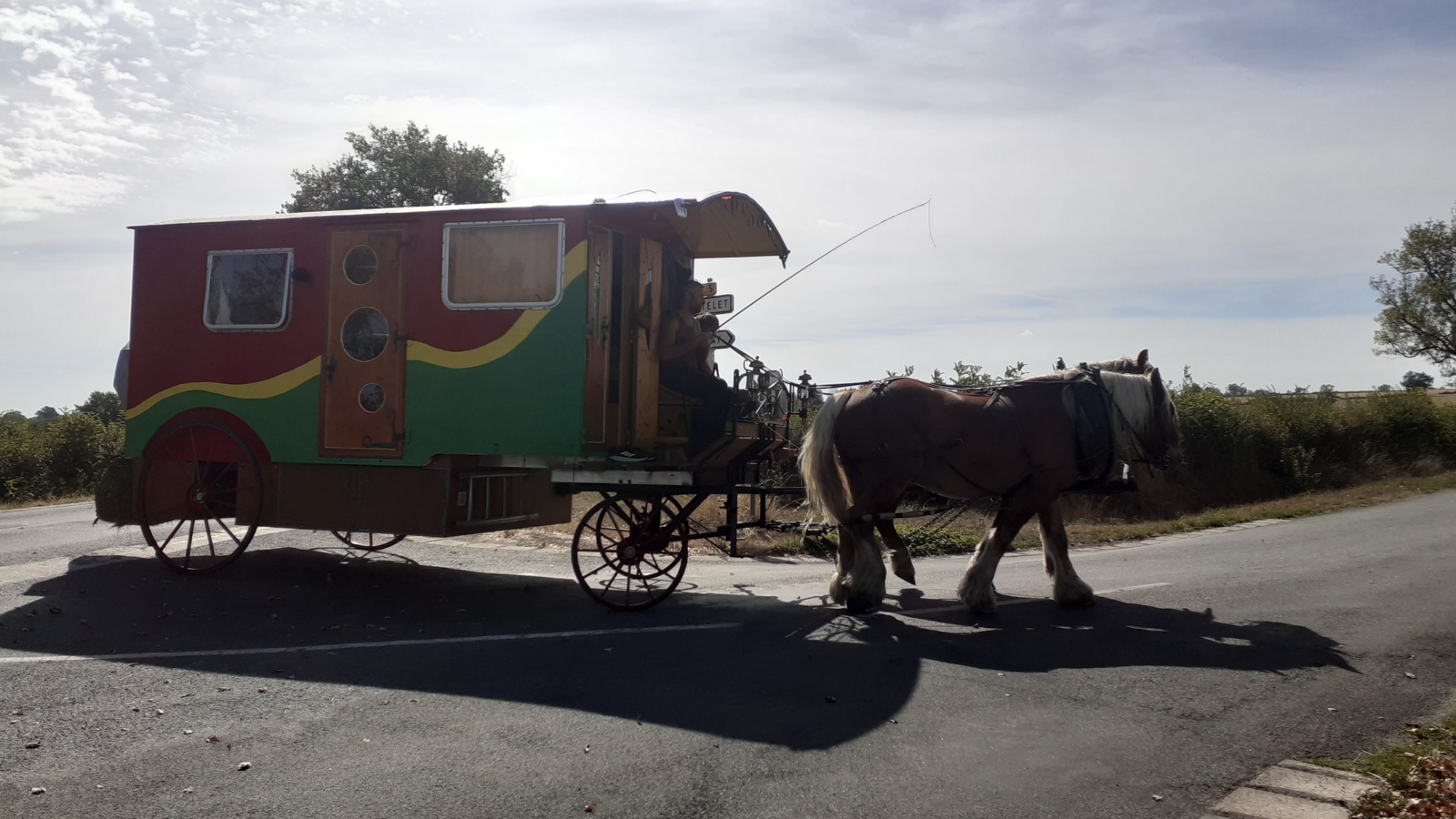 L'accueil des gens, que ce soit pour une nuit ou pour 10 secondes au bord de la route est phénoménal !!! Le combo roulotte, chevaux, enfants est une bonne recette ! C'est pas avec ma seule gueule et en cametar que ça aurait fonctionné !