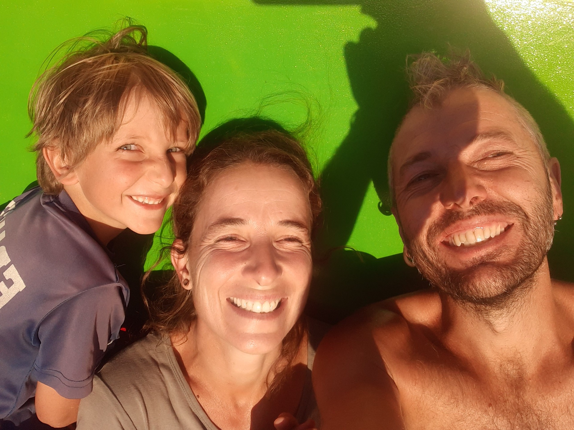Nos faces de voyageurs au soleil  couchant 